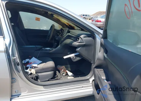 2022 Toyota Camry Le z USA, uszkodzony, nr VIN 4T1C11AK4NU695577